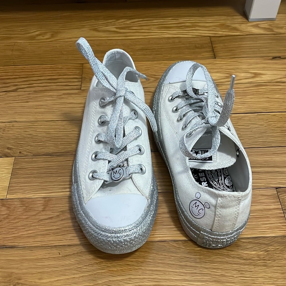 Miley Cyrus low top converse